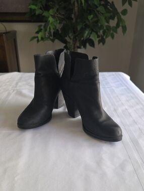 Vince Camuto Black Leather Stacked Heel Ankle Boots Size 7M